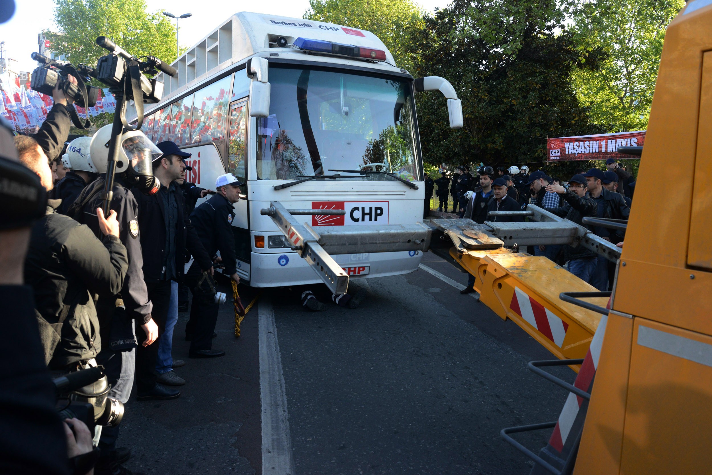CHP’liler ve polis arasında arbede