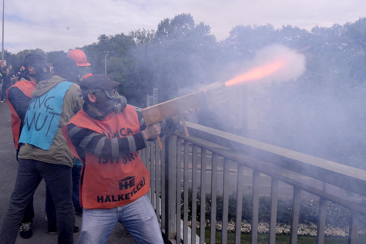 Eylemcilerin el yapımı aletleri dikkat çekti