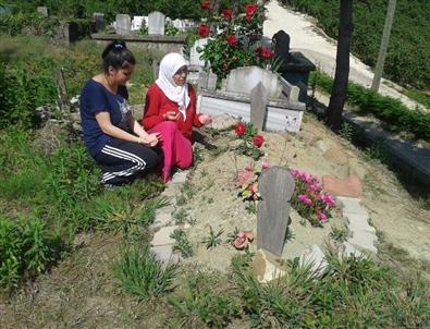 Anneler Günü’nde Annelerinin Mezarını Ziyaret Ettiler
