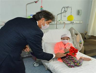 Yeni Annelere İlk Hediyeyi Başkan Mustafa Demir Verdi