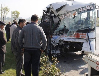 Ankara’da halk otobüsü römorka çarptı: 25 yaralı!