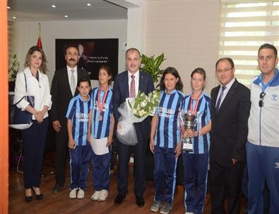 Türkiye Üçüncüsü Kızlar, Kupa Sevincini Başkan Gürlesin’le Paylaştı