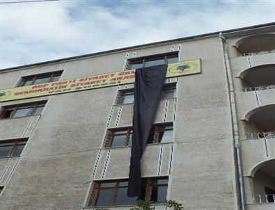 Soma İçin Bdp Binasına Siyah Bez Asıldı