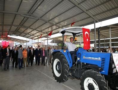 Çiftçilere Traktör ve Çapa Makinesi Dağıtıldı