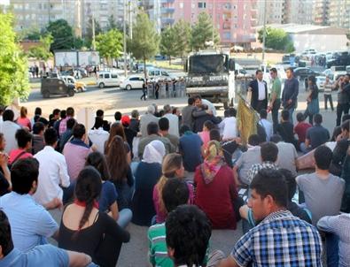 Diyarbakır’da Soma Protestosunda Polise Taşlı Saldırı