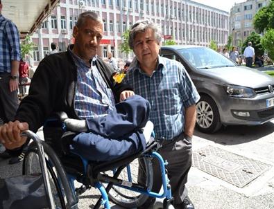 Tekerlekli Sandalyesi Çalınan Engellinin Yüzü Güldü