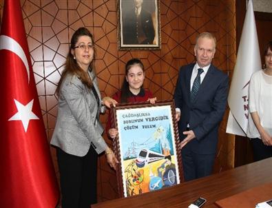 Vergi Haftası Dolayısıyla Düzenlenen Afiş Yarışmasında Dereceye Giren Öğrenciler Ödüllendirildi
