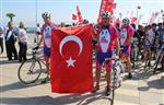 Bisikletçiler Anıtkabir'e Bayrak Götürüyor