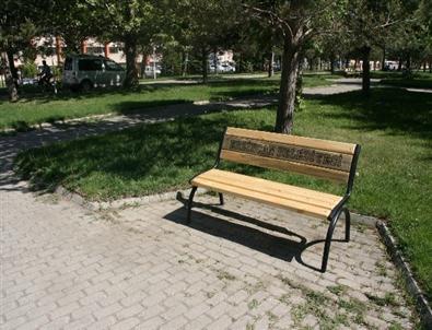Atatürk Parkında Kent Mobilyaları Değişiyor
