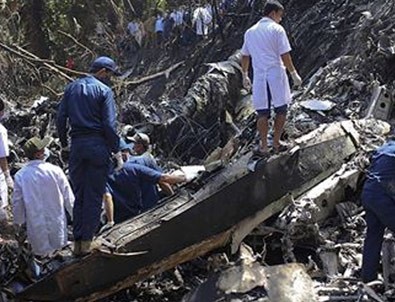 Laos'ta düşen uçakta Bakan ve Başbakan Yardımcısı öldü