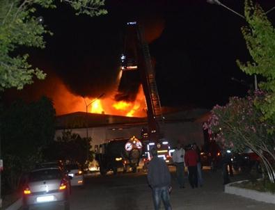 Seferihisar'da İşletmede Çıkan Yangın Korkuttu