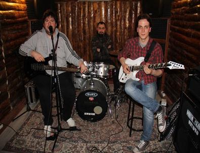 3 Amcasını Kanserden Kaybeden Rockçı, Kanser Hastaları İçin Şarkı Besteledi