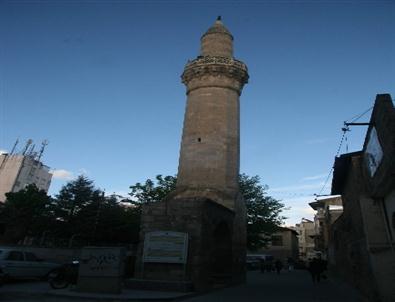 Kilis’te 'Öksüz Minare' Görenleri Şaşırtıyor
