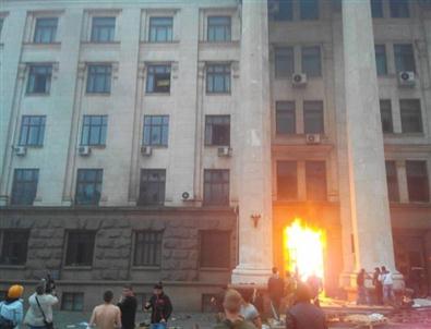 Odessa'da Ukrayna Yanlıları Bir Binayı Ateşe Verdi Açıklaması