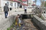 ÇÖP TENEKESİ - Varto’da Kanal Temizleme Çalışması