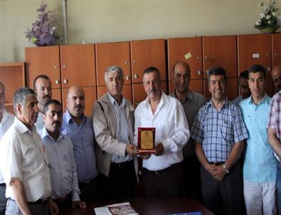 Eğitim-bir-sen’den Fedakar Öğretmene Plaket