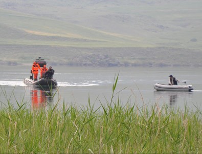 Baraj gölünde botları batan 3 kişiden 2'si kayboldu