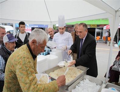 Başkan Yılmaz Vatandaşa Kandil Pilavı Dağıttı