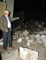 MEHMET KURT - Çöken Duvar, Traktörün Üzerine Devrildi