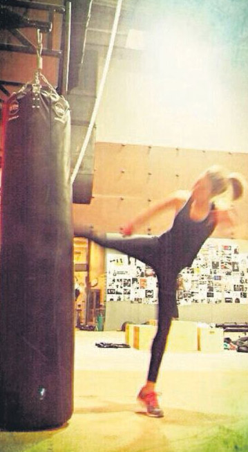 Sinem Kobal dövüş kulübünde