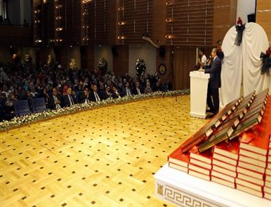 Başkan Tahmazoğlu, Kuran-ı Kerim Hediye Etti