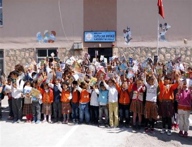 Jandarma Öğrencilere Kitap Dağıttı