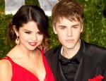 SELENA GOMEZ - Justin Bieber Selena'yı iki kardeşle aldatmış