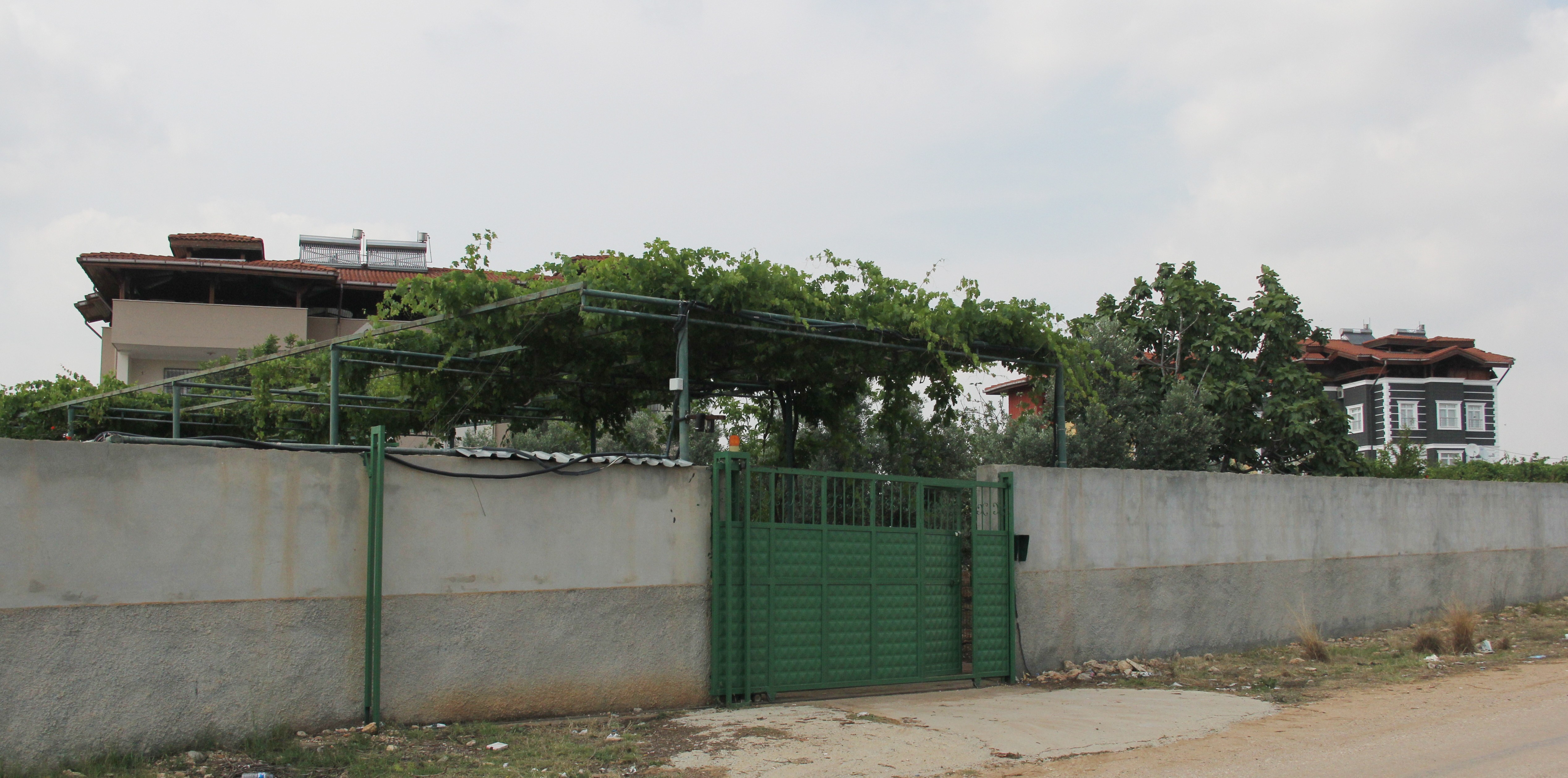 Şato gibi villaya kaleşnifoklu baskın: 1 ölü