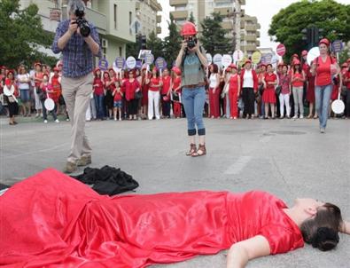 Gezi’nin Yıl Dönümünde Kırmızılı Kadın Eylemi