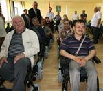 ENGELLİ VATANDAŞ - Makama Gelen Çiçekleri Satarak 12 Engelliye Araç Aldı