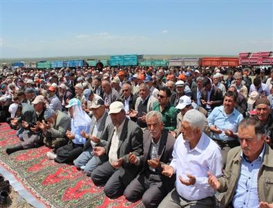 Beyşehir’de Çiftçi Yağmura Rağmen Duaya Çıkmayı Sürdürüyor