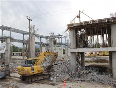 Çöken İstasyonda Çalışmalar Sürüyor