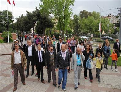 Okullarının Kapatılacağını Duyan Veliler Valiliğe Yürüdü