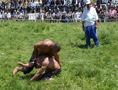 Kırkağaç Bostancı Yağlı Güreşlerinde Büyük Coşku