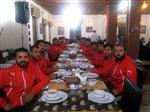ÇORUH - Şampiyona Vali Ünlüerden Moral Yemeği