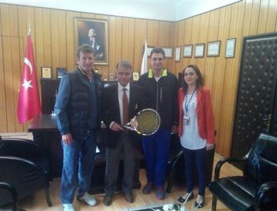Burhaniye’de Tenis Turnuvası Start Aldı