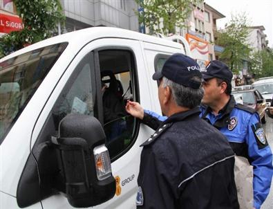 Bozüyük'te Sürücülere Karanfil Dağıtıldı