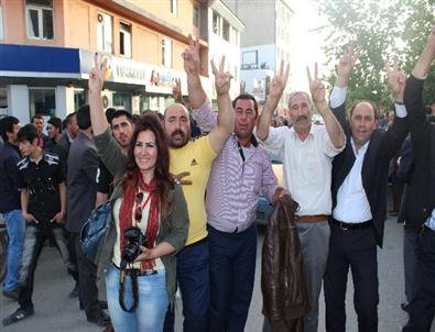 Ağrı’da Bdp’liler Kutlamalara Başladı