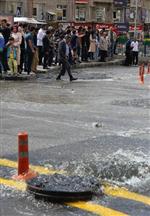 SU ŞEBEKESİ - Erzurum’da Su Şebekesi Patladı, Cadde Sular Altında Kaldı