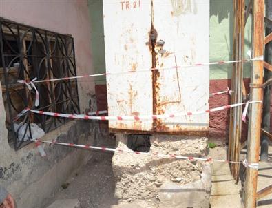 Kula'da Açıkta Bırakılan Elektrik Kabloları Tehlike Saçıyor