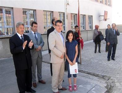 Kaymakam Ada, Öğrencilere Karnelerini Verdi