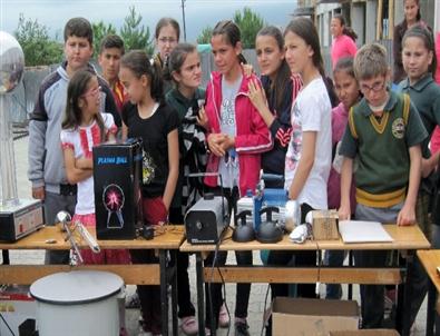 Öğrenciler Köy Köy Dolaşığ Bilimi Sevdiriyor