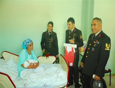 Jandarmadan Bebeklere Hediye