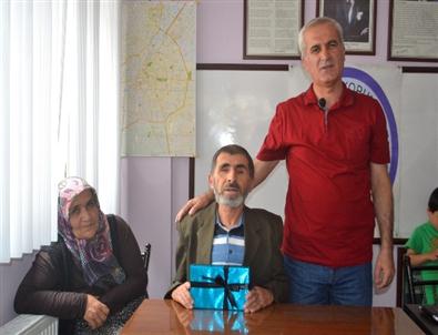 Konya'da 'Yılın Babası' Görme ve Yürüme Engelli Baba Seçildi