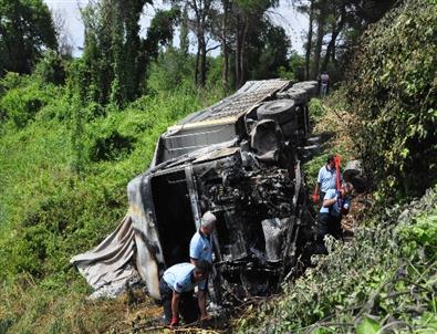 Devrilen Tır'ın İçerisinde Yanarak Hayatını Kaybetti