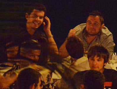 Hacı Sabancı Özge Ulusoy'la pişti oldu