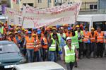 KONUT PROJESİ - Erzurum’da İnşaat İşçileri Protestoda Bulunarak Belediye Önüne Kadar Yürüyüş Yaptı