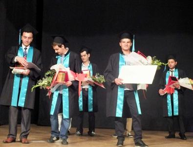 Fakülteyi Başarıyla Bitirdiler, Uçak Biletini Kaptılar