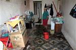 Kanalizasyon Evini Bastı, 10 Gündür Sokakta Yaşıyor