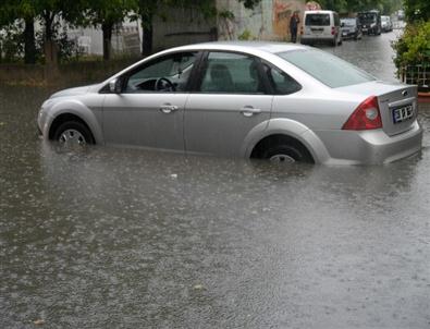 Edirne'de Aşırı Yağış Nedeniyle Sele Dönen Yollarda Araçlar Mahsur Kaldı